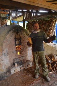 Michel devant son four c'est lui qui l'a construit!